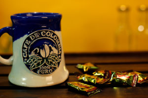 Pocillo de Colombia en cerámica con dulces