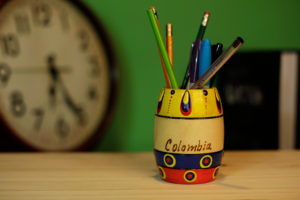 Porta lápiz de madera tricolor