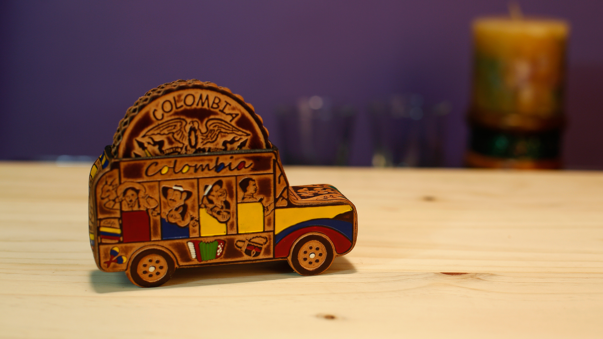 Portavasos en cuero y estuche en forma de chiva