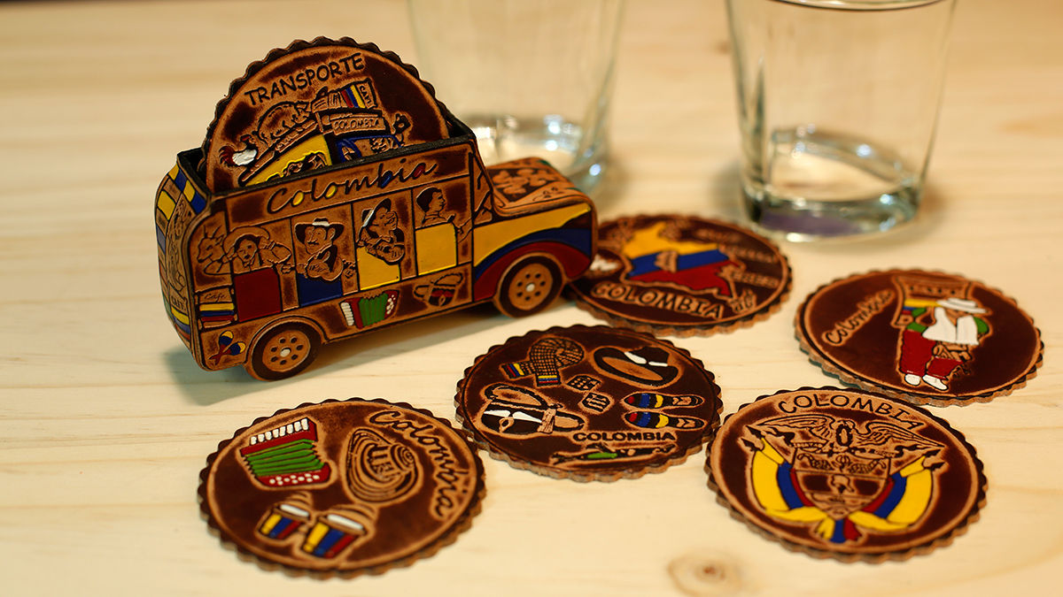 Portavasos en cuero y estuche en forma de chiva