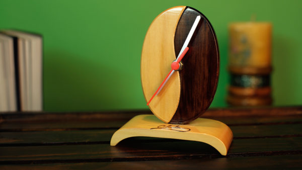 Reloj en pino con forma de grano de café