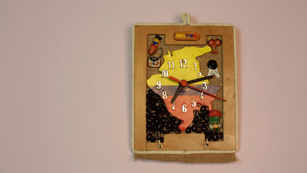 Reloj y portallaves con el mapa tricolor y café