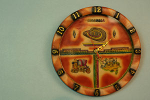 Reloj en piel de cordero con decoración típica