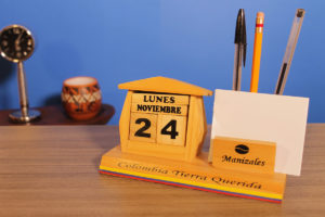 Calendario perpetuo con portalápices y tarjetero en madera